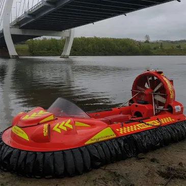 4-man-commercial-twin-engine-hovercraft-and-pilot